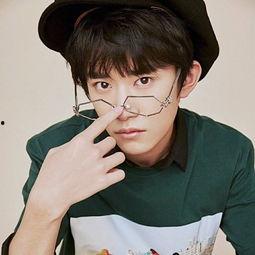 易烊千玺眼睛照片,易烊千玺深邃眼眸下的星辰大海